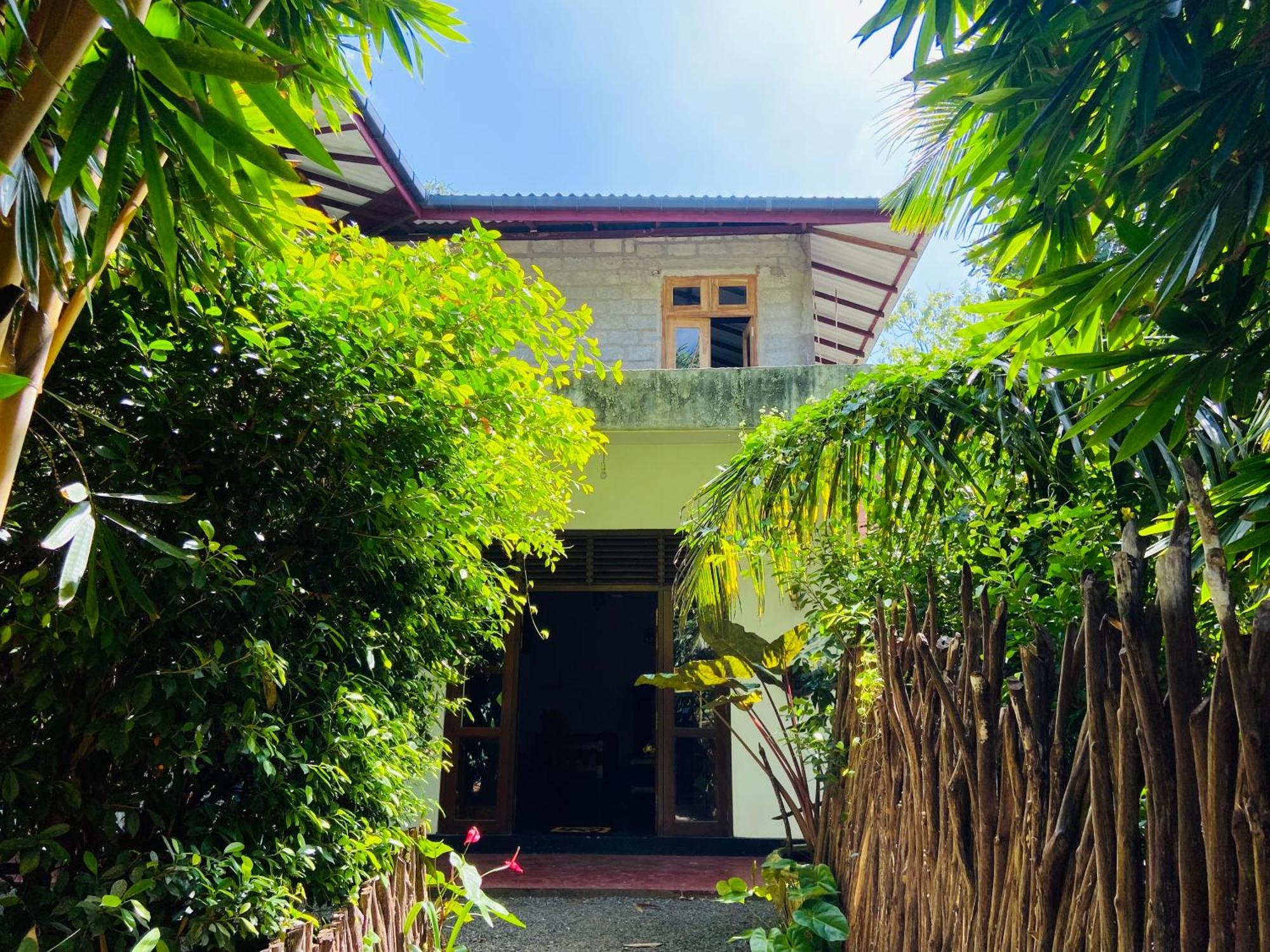 Leo Homestay Диквела Екстериор снимка