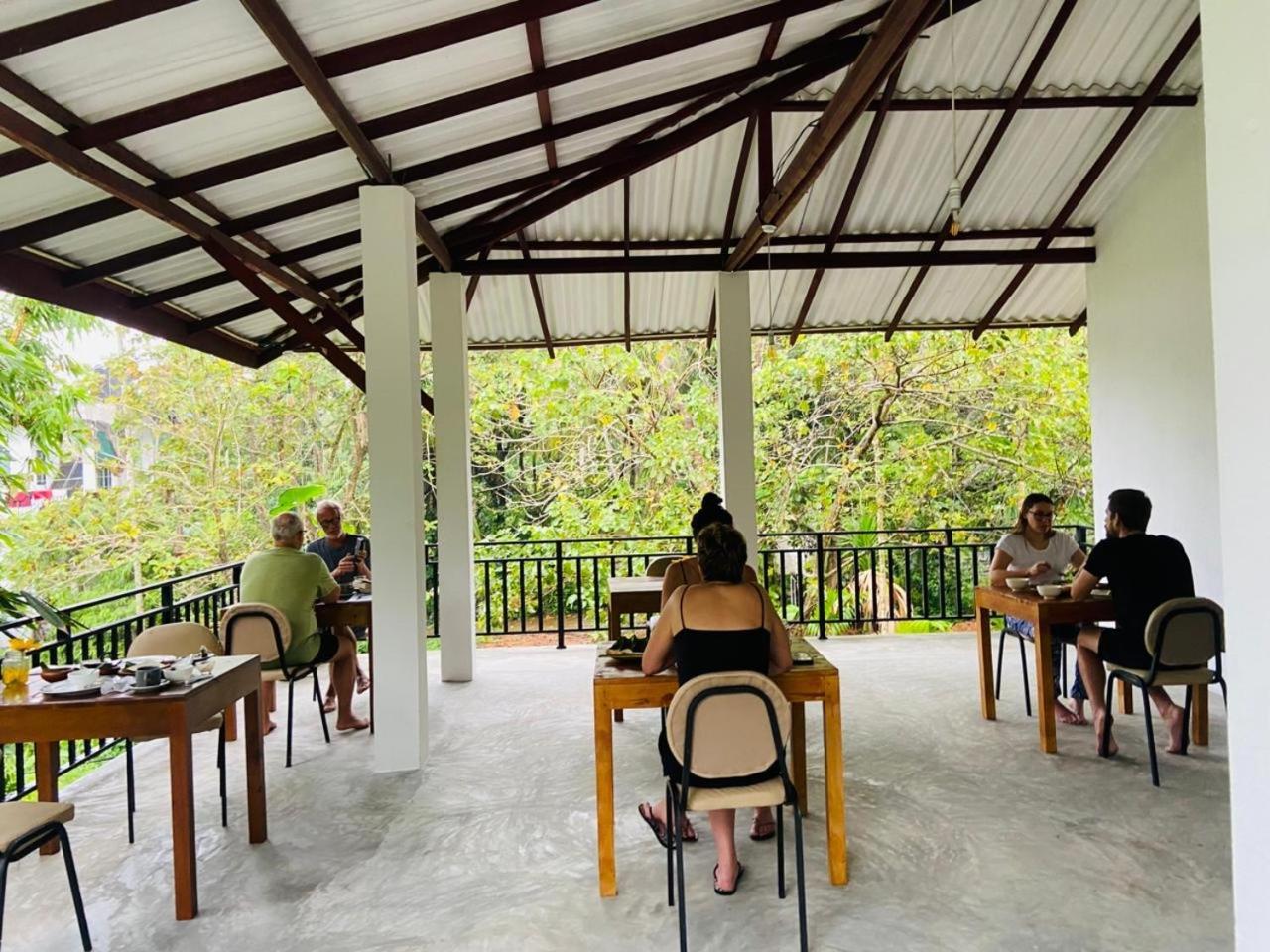 Leo Homestay Диквела Екстериор снимка