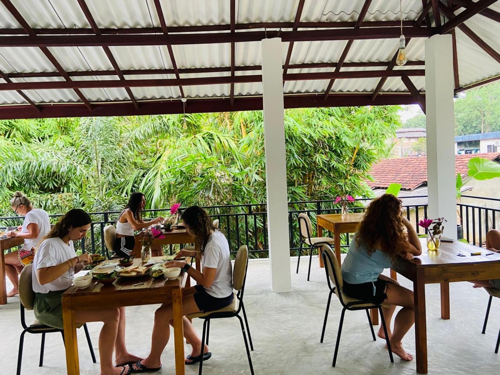 Leo Homestay Диквела Екстериор снимка