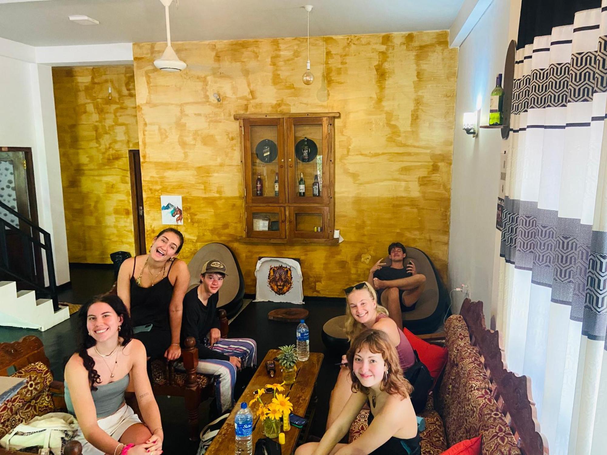 Leo Homestay Диквела Екстериор снимка